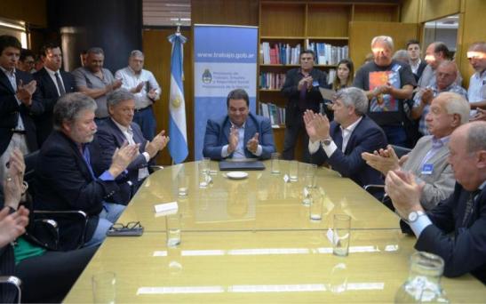 Industria láctea: Gobierno, cámaras y sindicatos firmaron un acuerdo para mejorar la producción y el empleo