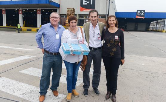 Salió el primer embarque de material vivo certificado de abejas reinas a Francia