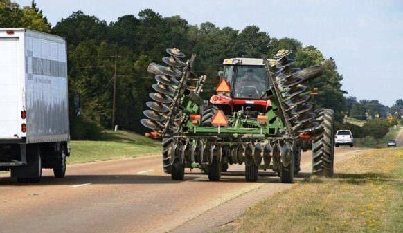 Precaución por tránsito de maquinaria agrícola