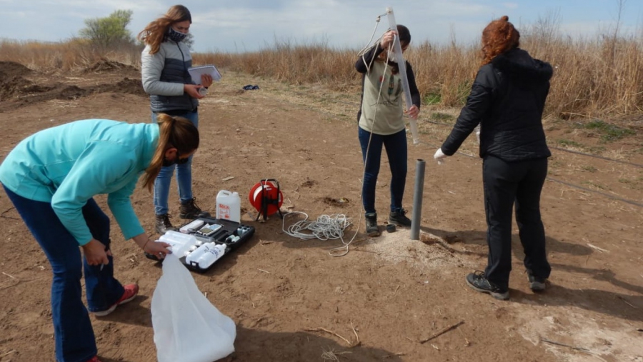 Muestreo de agua donde encontraron bidones enterrados