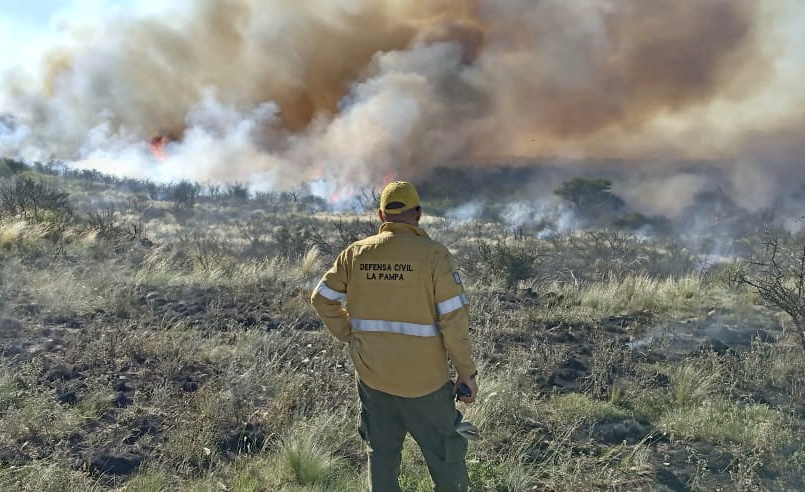 Brigadistas controlaron incendio en zona rural de General Acha