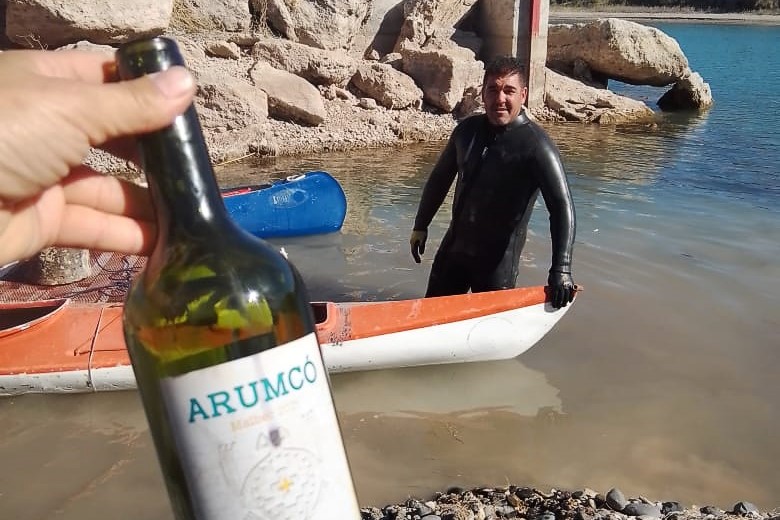 «Hundiendo vinos» en el Río Colorado