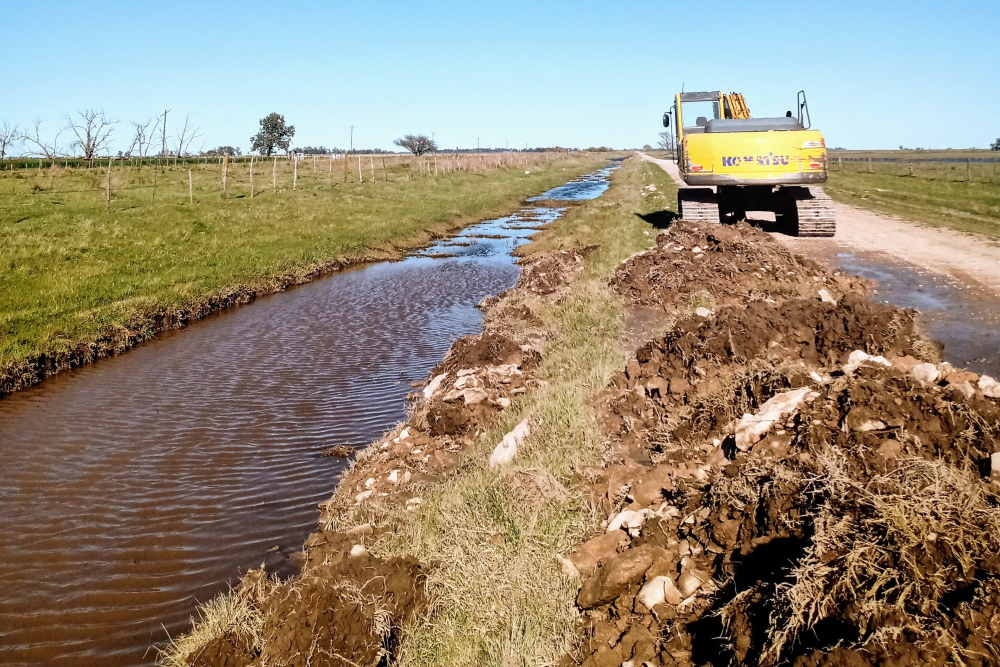 Mantienen caminos de Dorila en zonas anegables