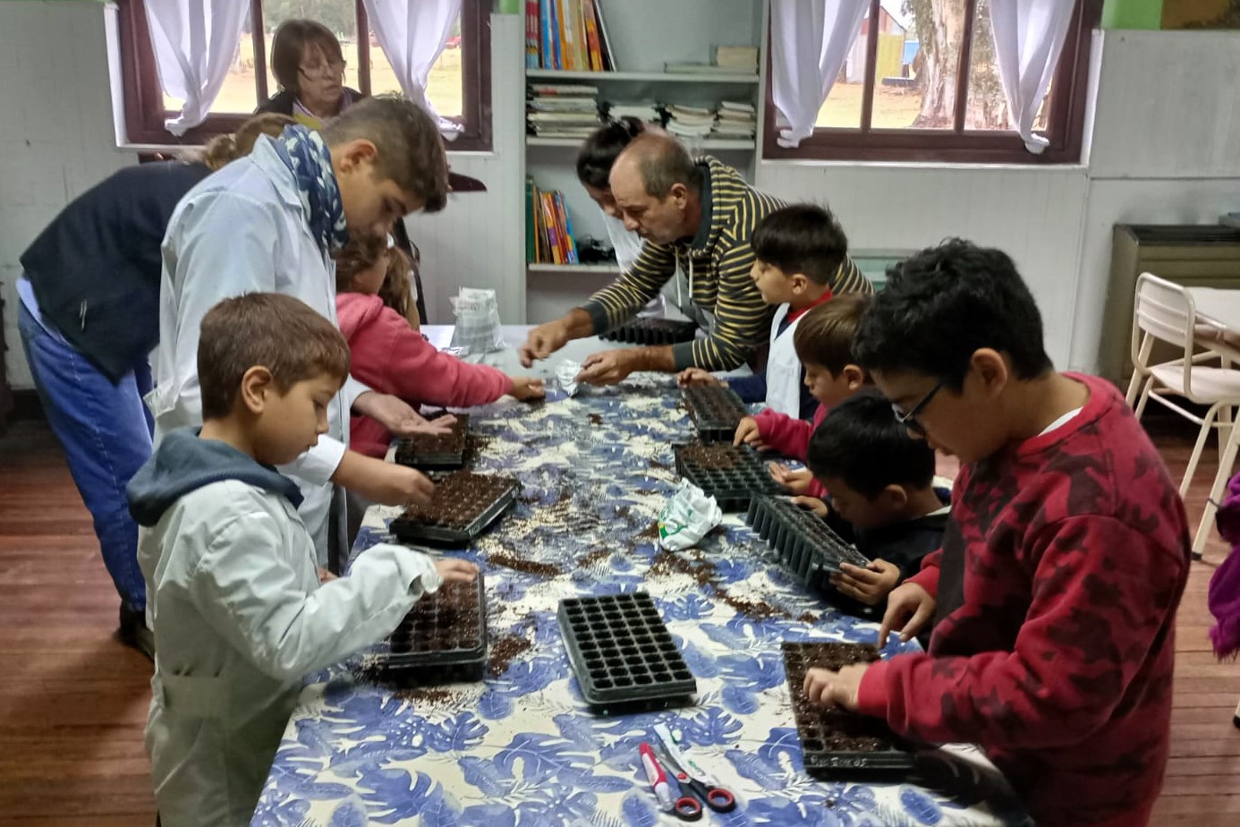 Una mañana de huerta en la Escuela Rural 72