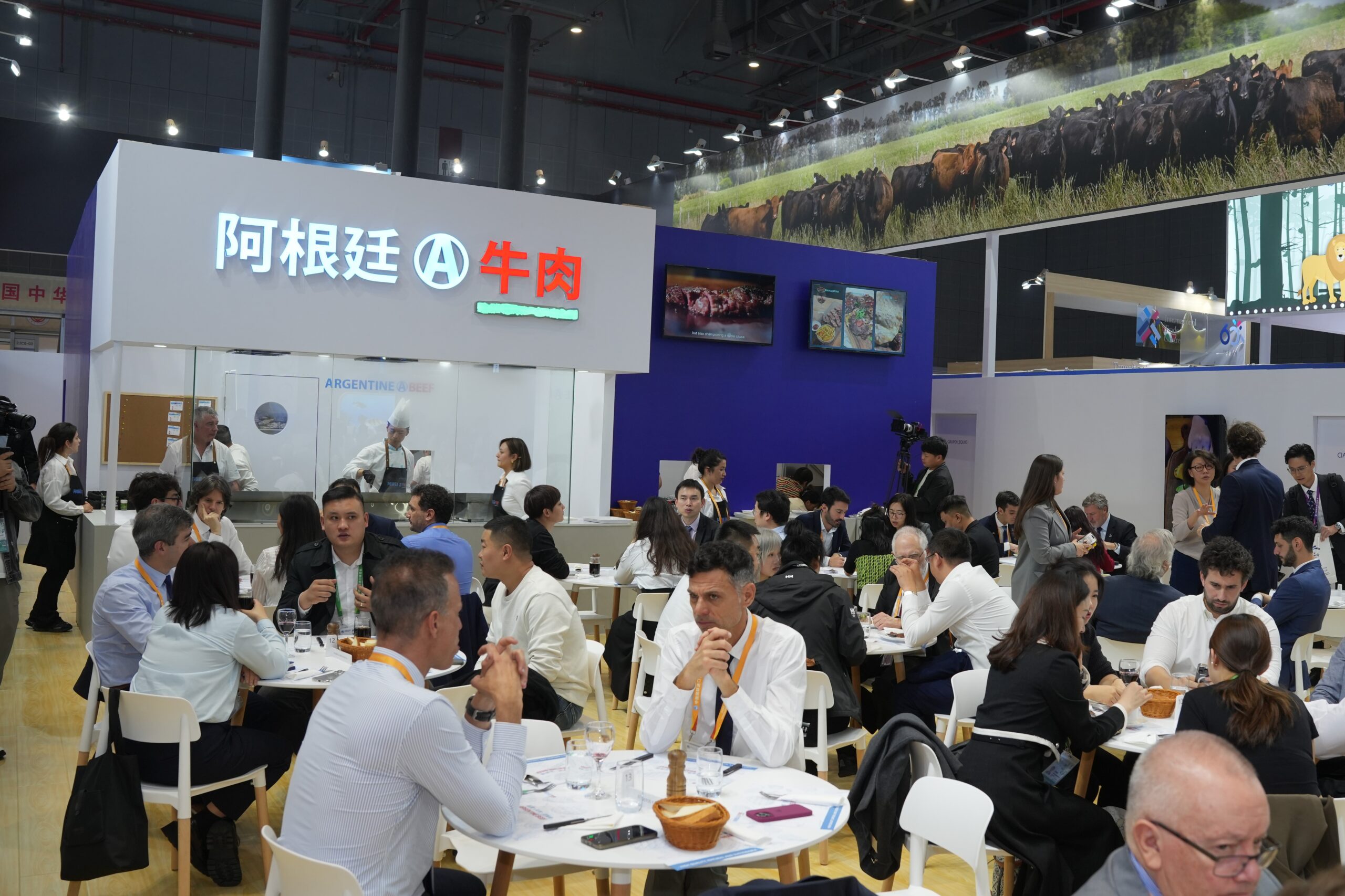 Juan Pazo visitó el stand del IPCVA en la CIIE de China