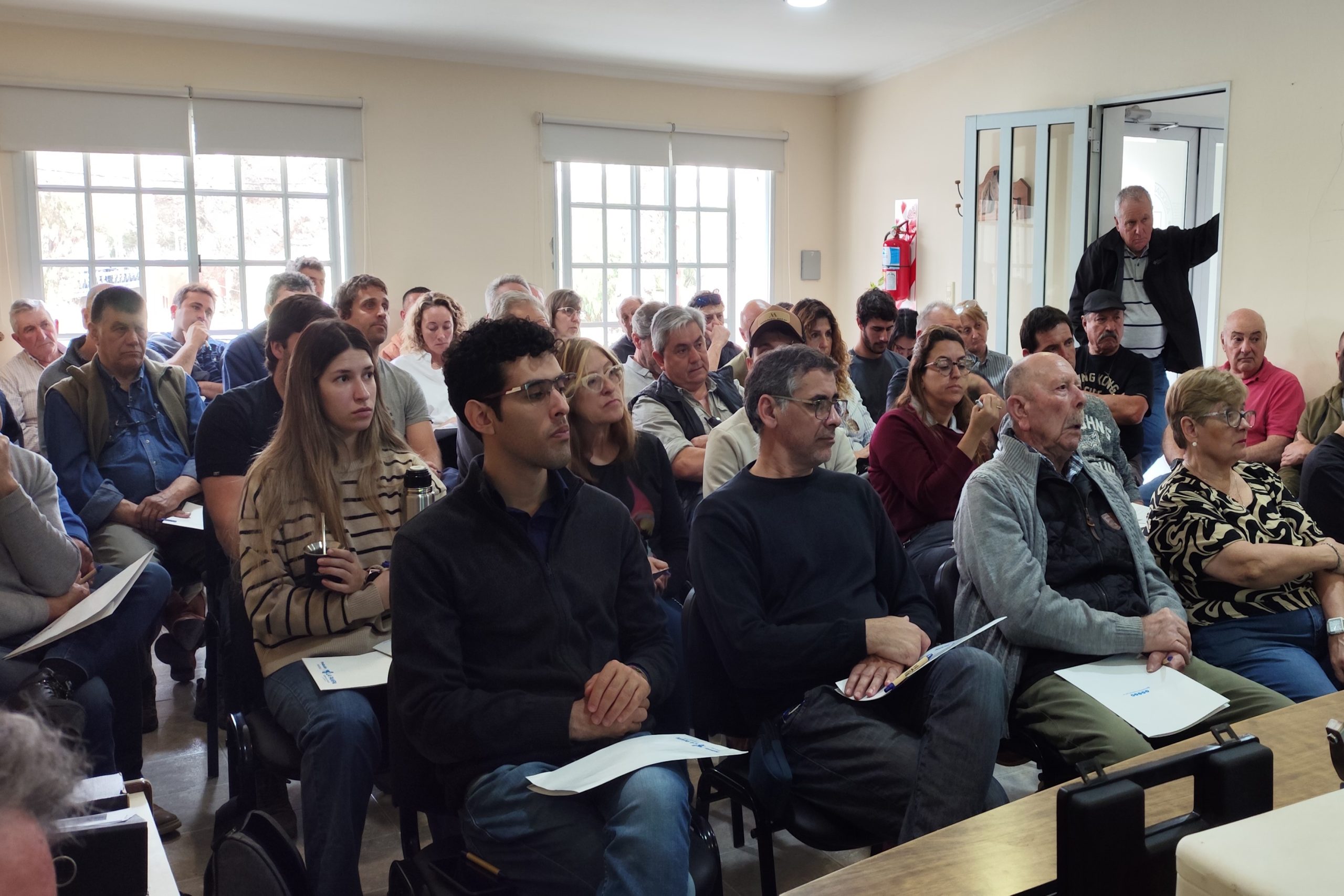 La Adela: Una reunión con productores para explicar líneas de apoyo crediticio