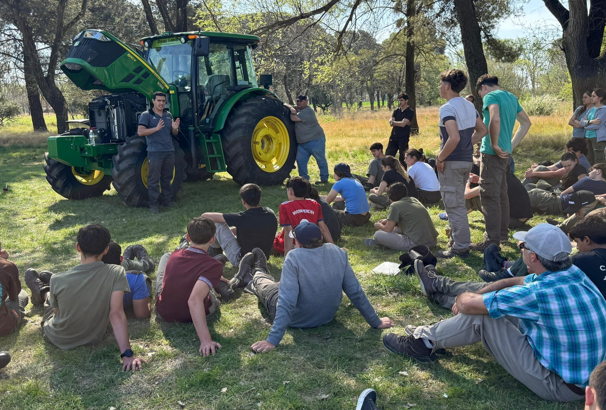 Un nuevo tractor y capacitación para estudiantes del Colegio Agropecuario de la UNLPam