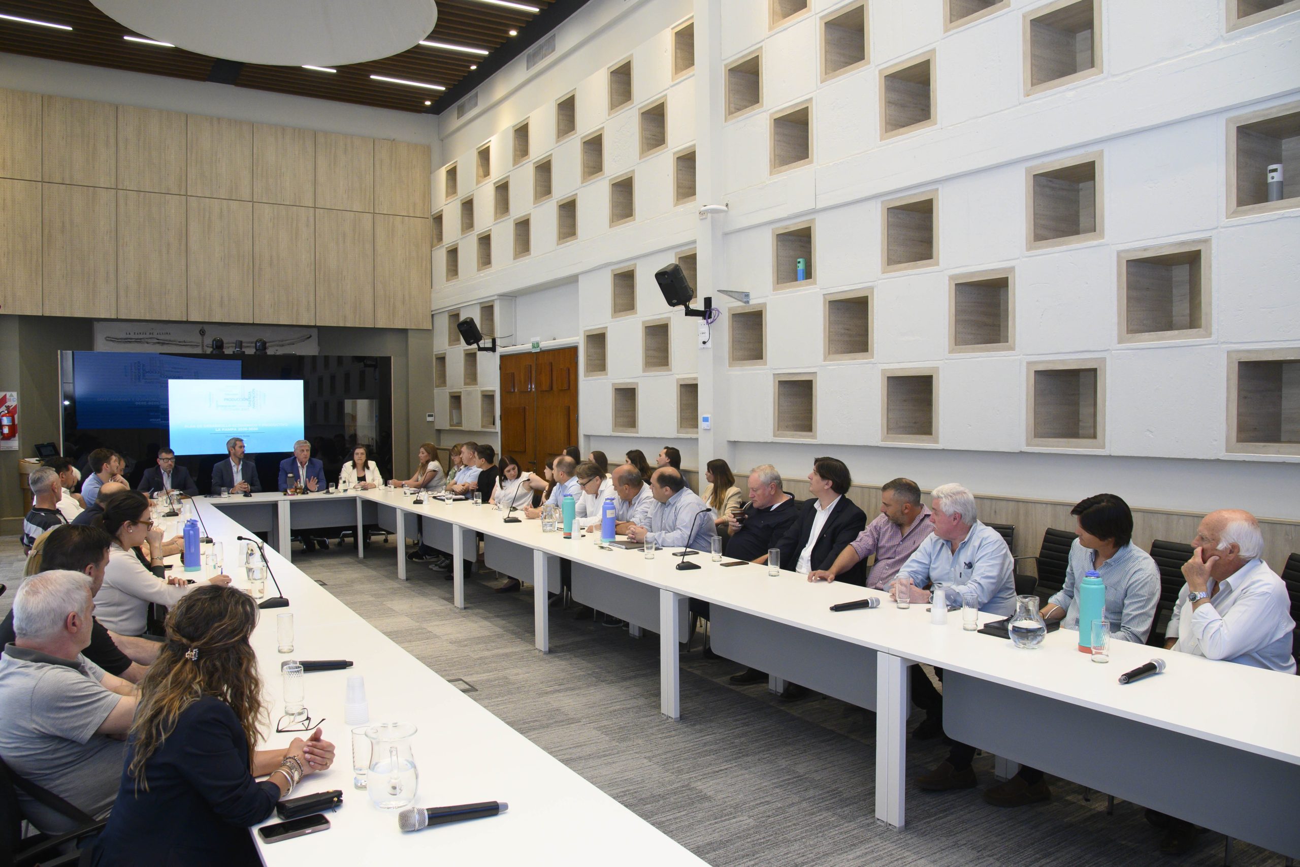 El Gobierno provincial presentó al sector privado el Plan de Desarrollo Económico y Productivo 2026–2030