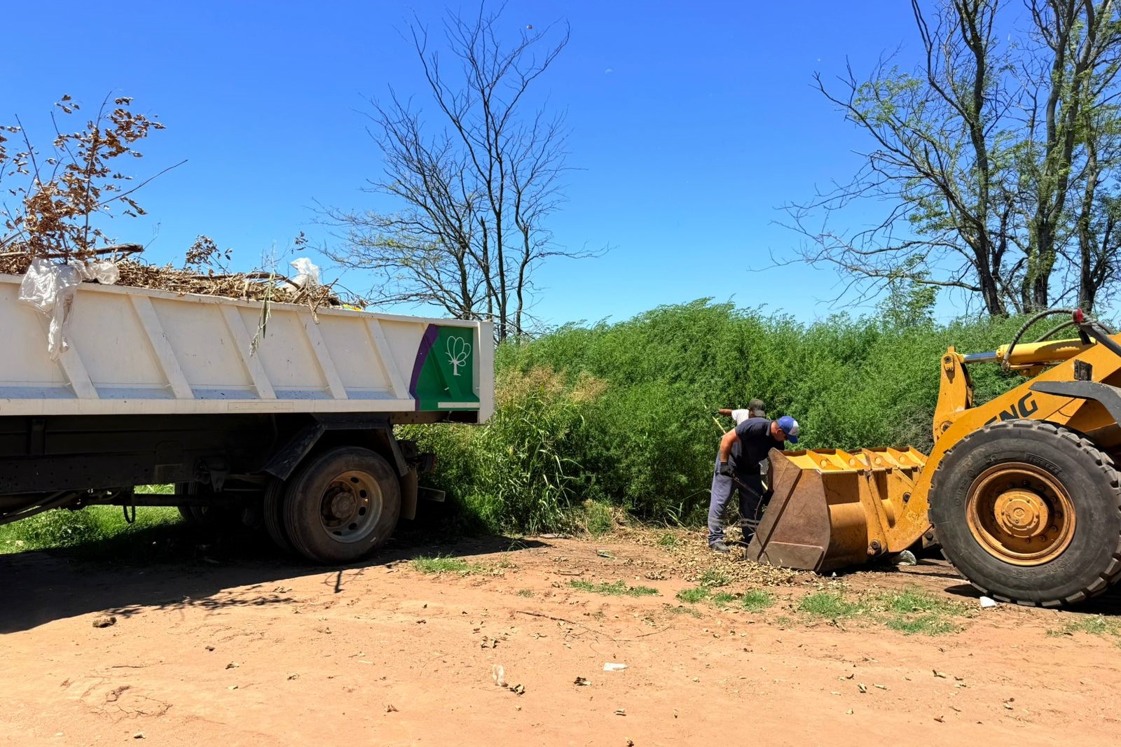 Piden que no tiren basura en los caminos vecinales