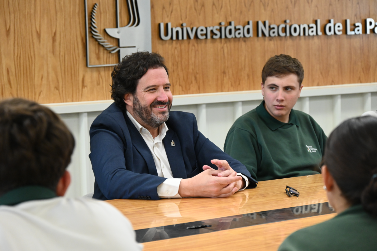 Estudiantes del Agropecuario de Realicó visitaron al rector